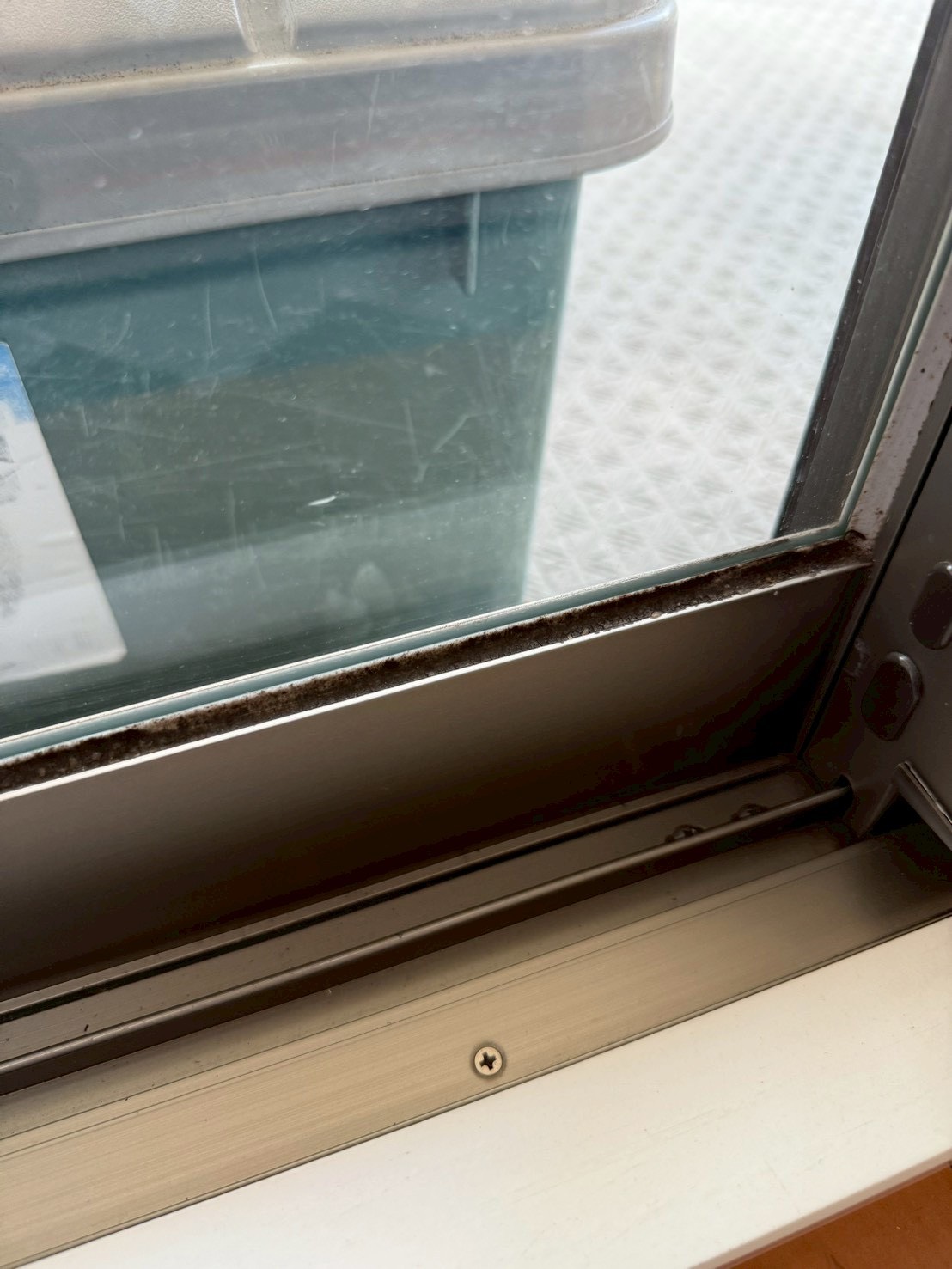 窓ガラス用ゴムパッキン交換 BEFORE