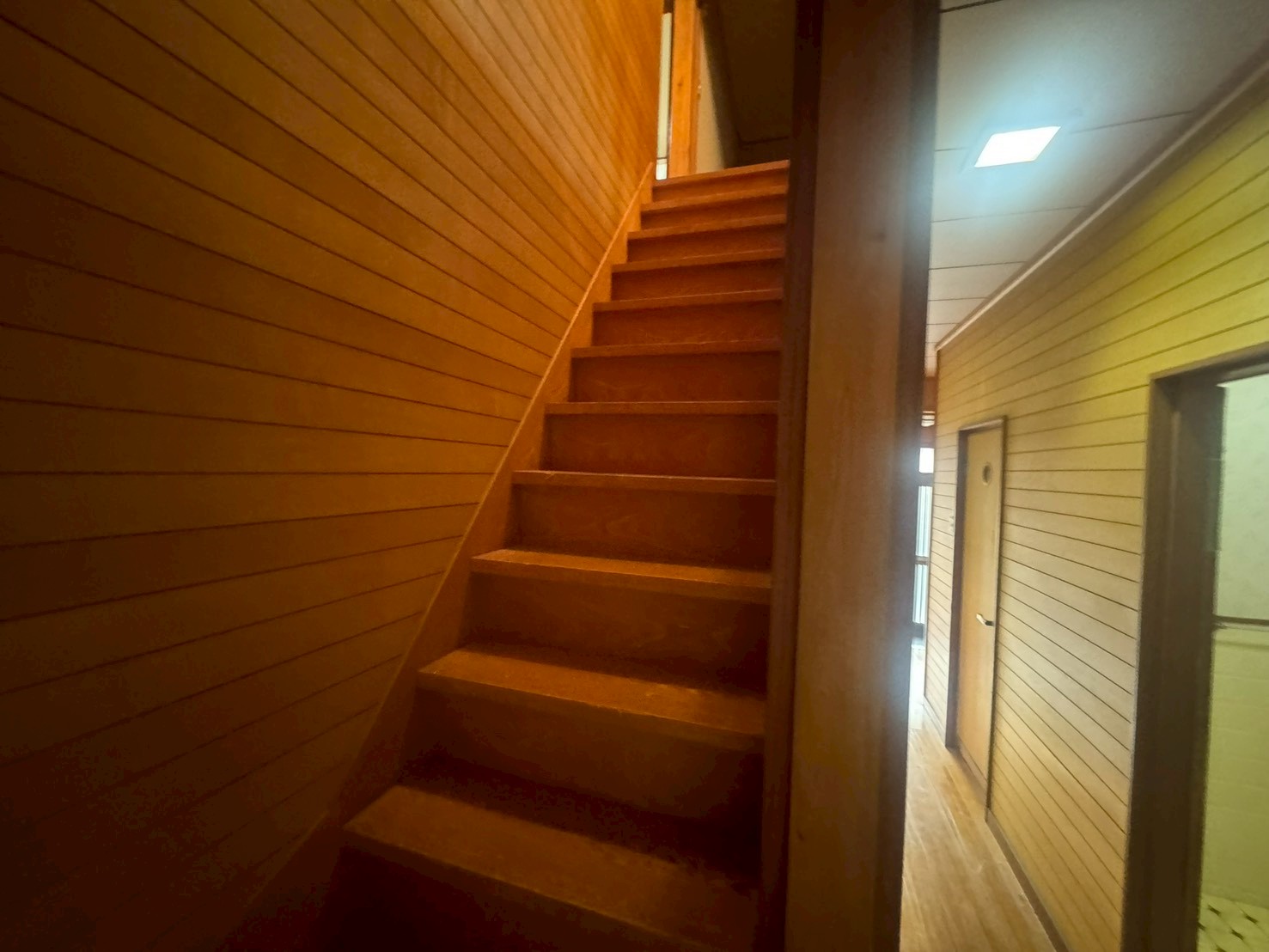 階段手すり取付け + 補強工事 BEFORE