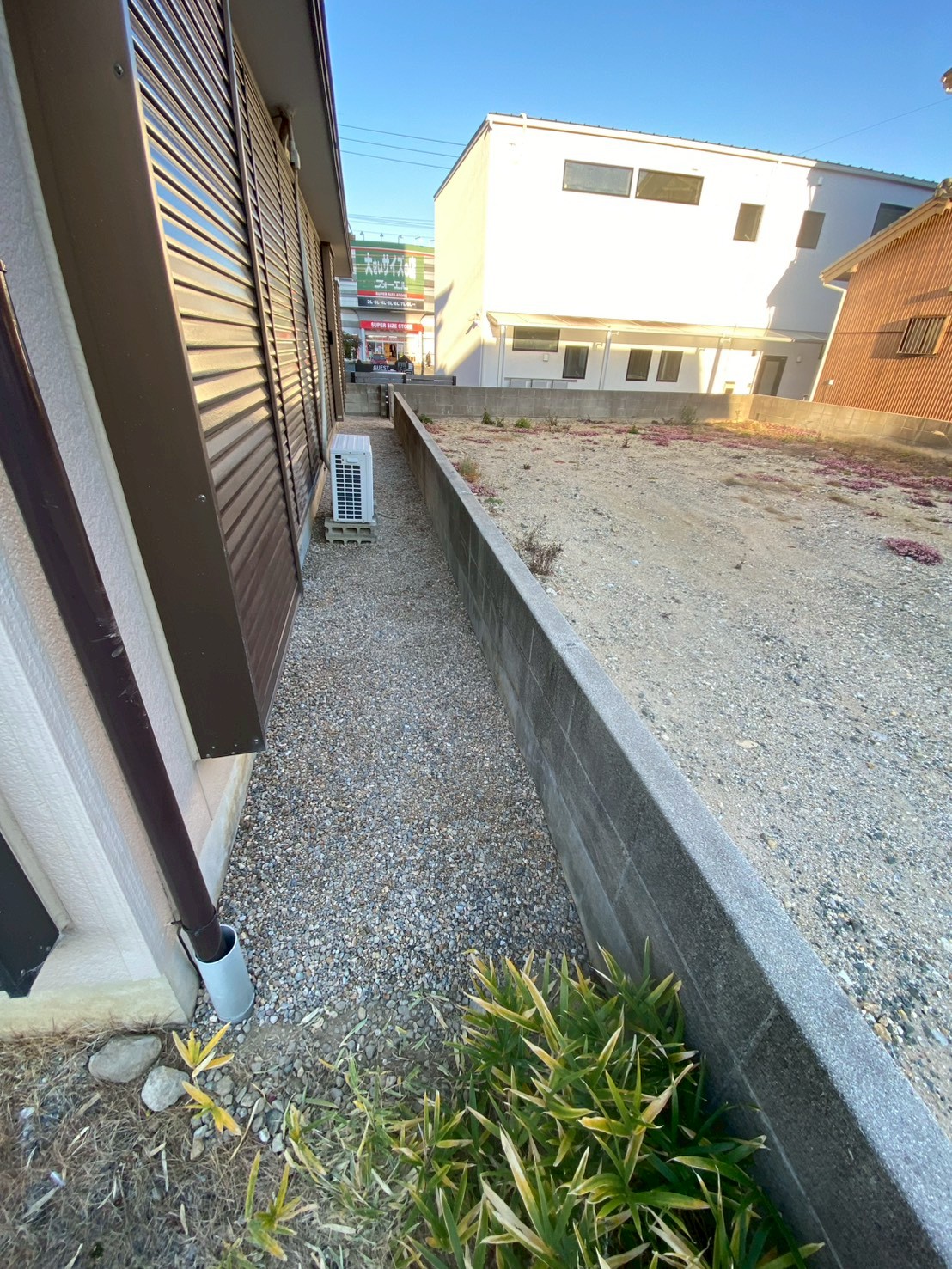 建物周囲外構部分の雑草対策