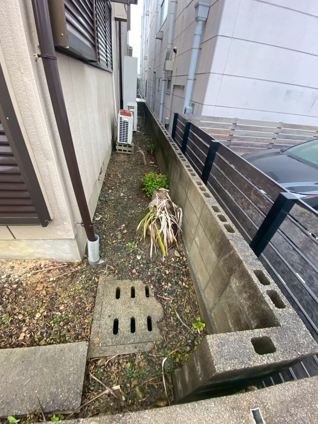 建物周囲外構部分の雑草対策 BEFORE