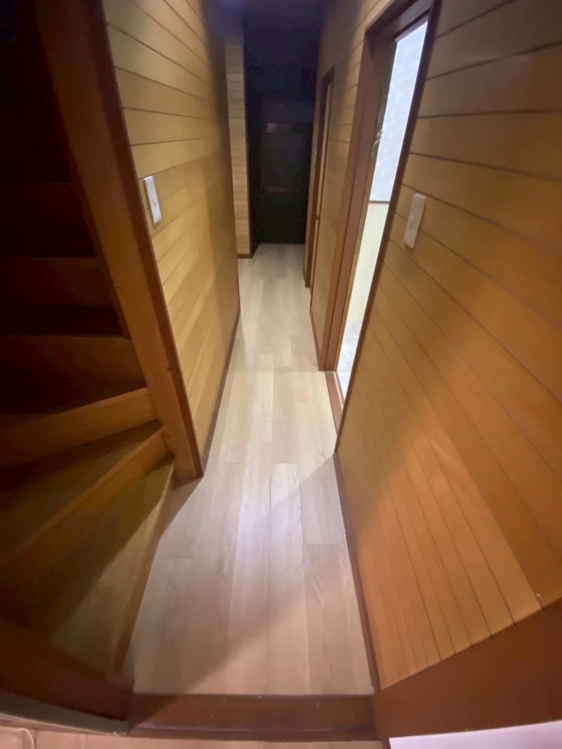 玄関廊下フロアタイル施工