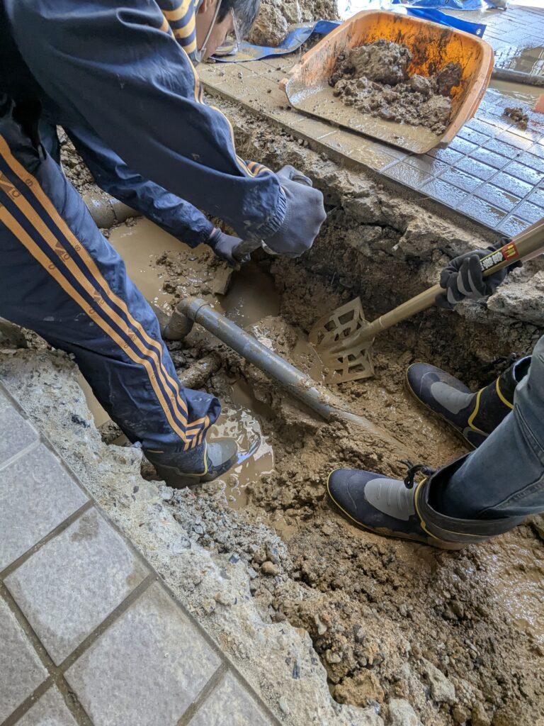埋設水道管　工事