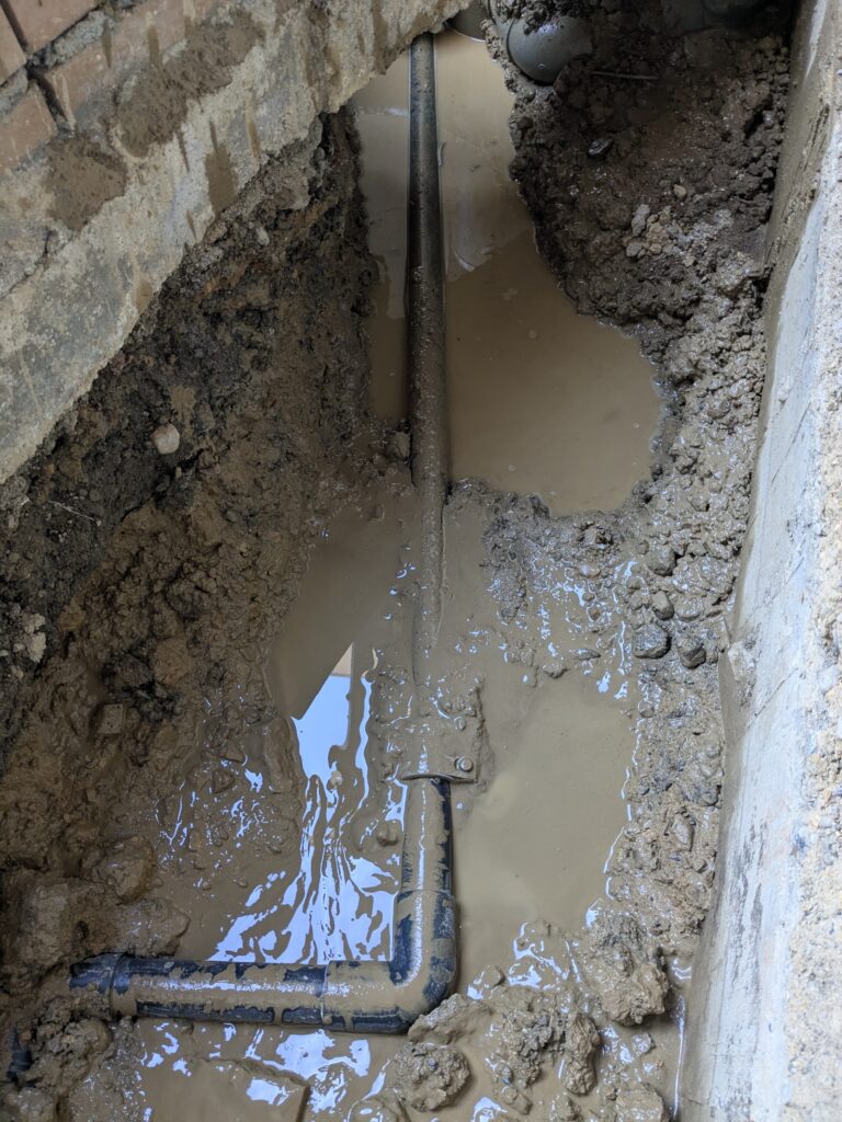 埋設水道管　工事