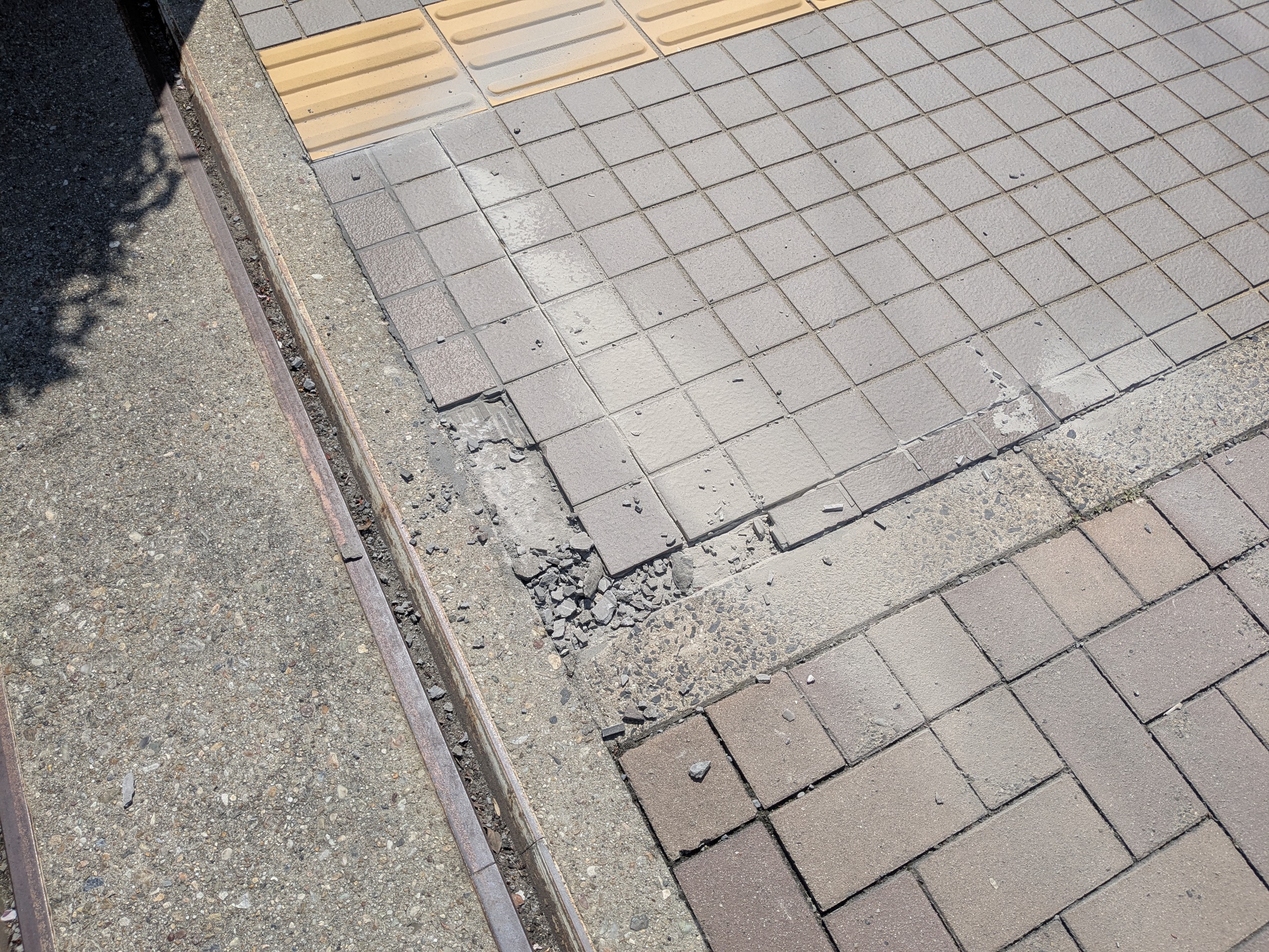 屋外床タイルの部分破損 BEFORE