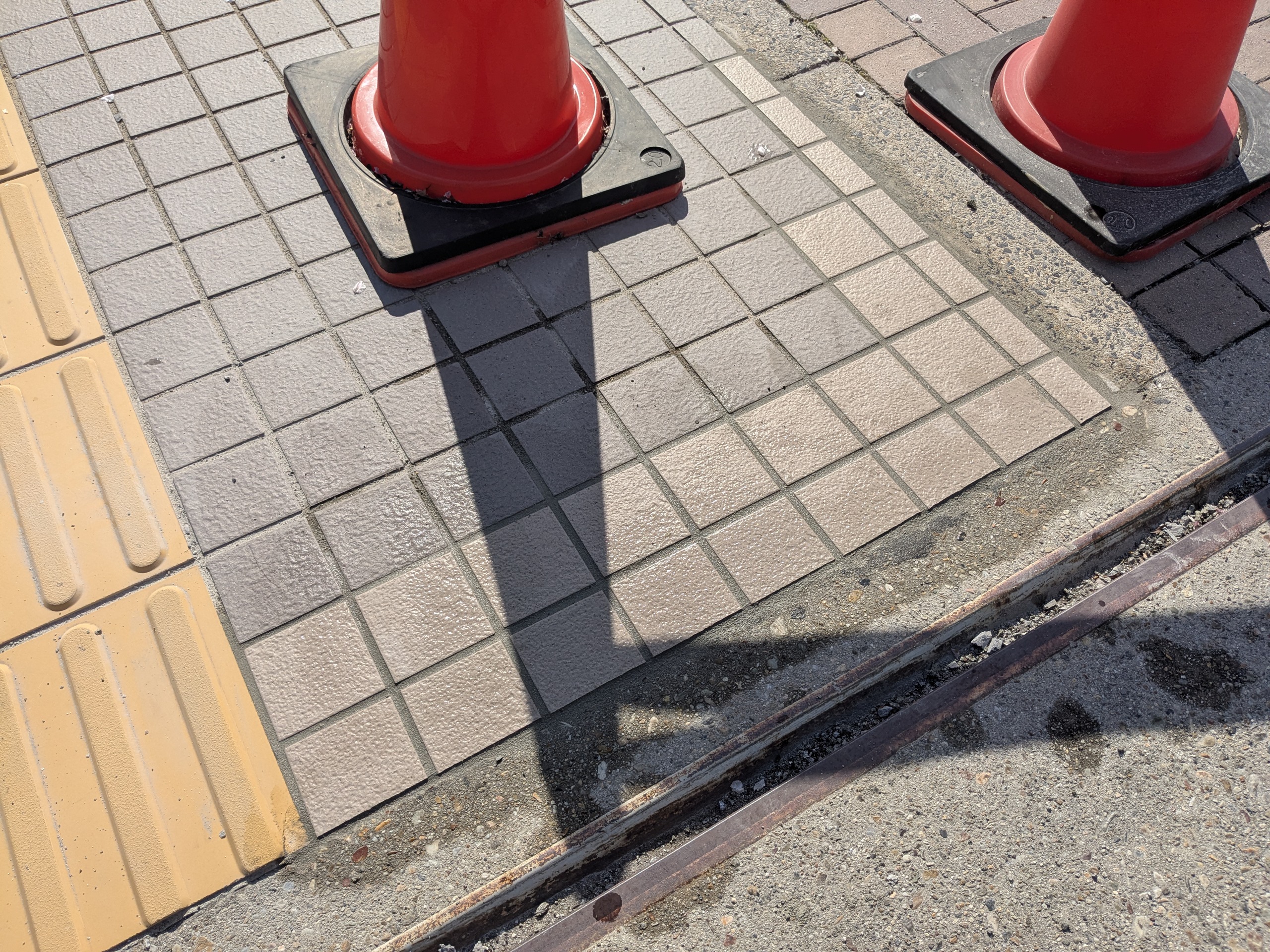 屋外床タイルの部分破損